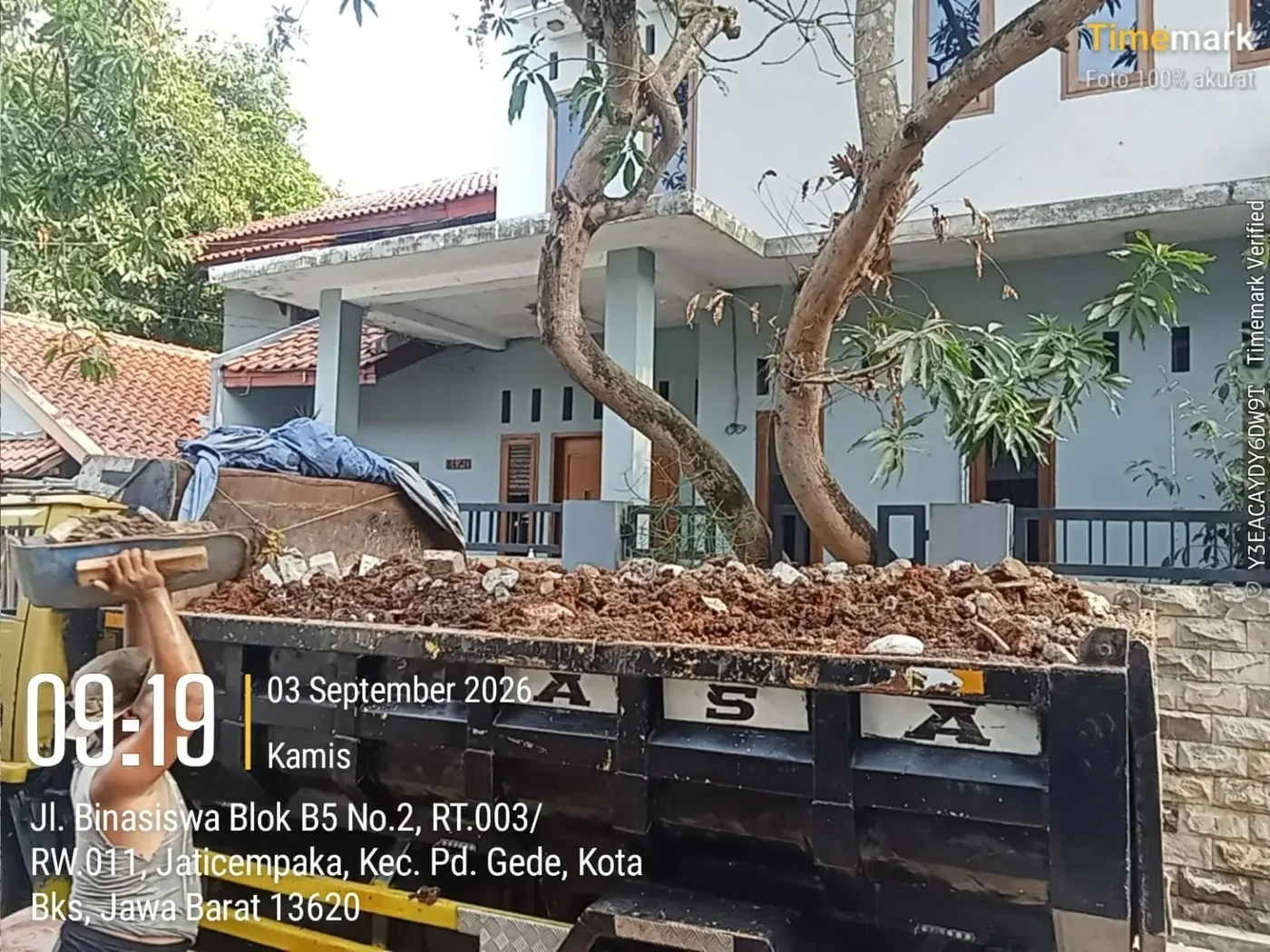Pengangkutan puing dari renovasi rumah