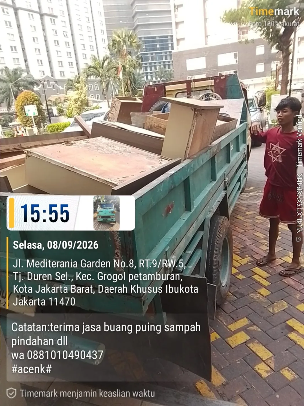 Truk mengangkut lemari dan furnitur bekas dari lokasi pelanggan