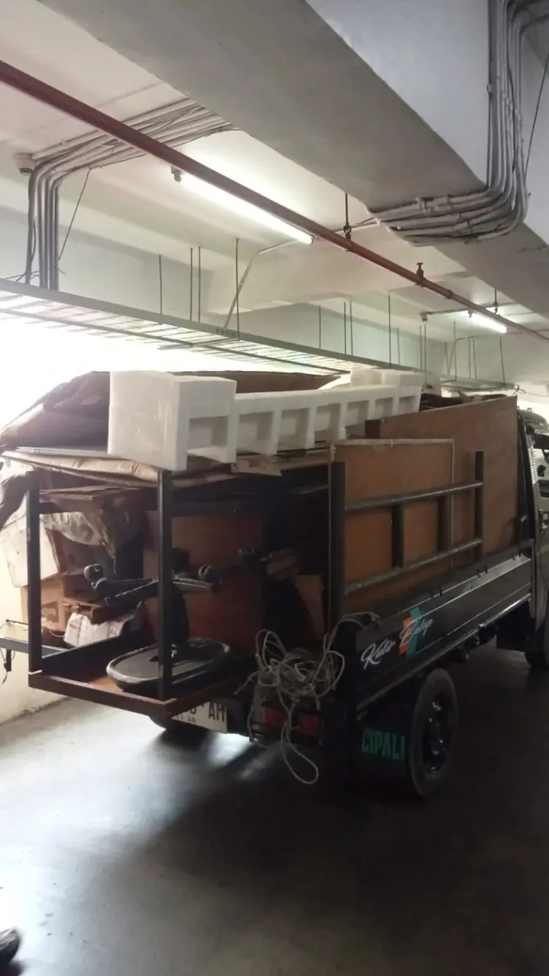 Armada bak terbuka membawa furnitur untuk pekerjaan pindahan