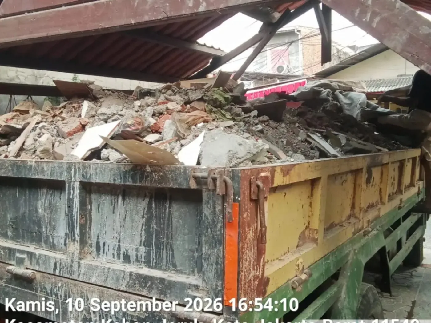 Bak truk penuh puing beton dan sisa bongkaran bangunan