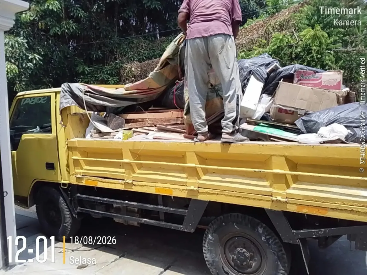 Truk mengangkut barang bongkaran dan sampah proyek berukuran besar
